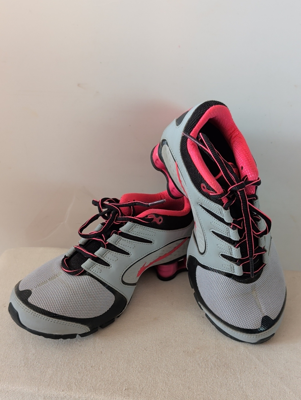 Nike Shox Veada," Wolf Grey & Hyper Womens Pink Sneakers.🌟🌟🌟